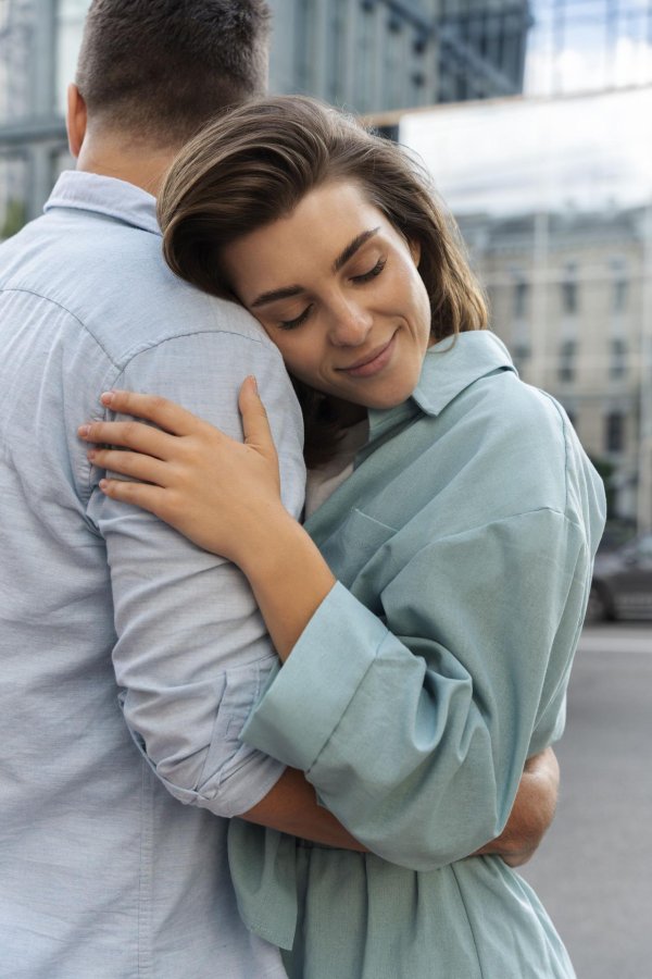 женщина обнимает мужчину