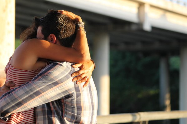 пары обнимаются