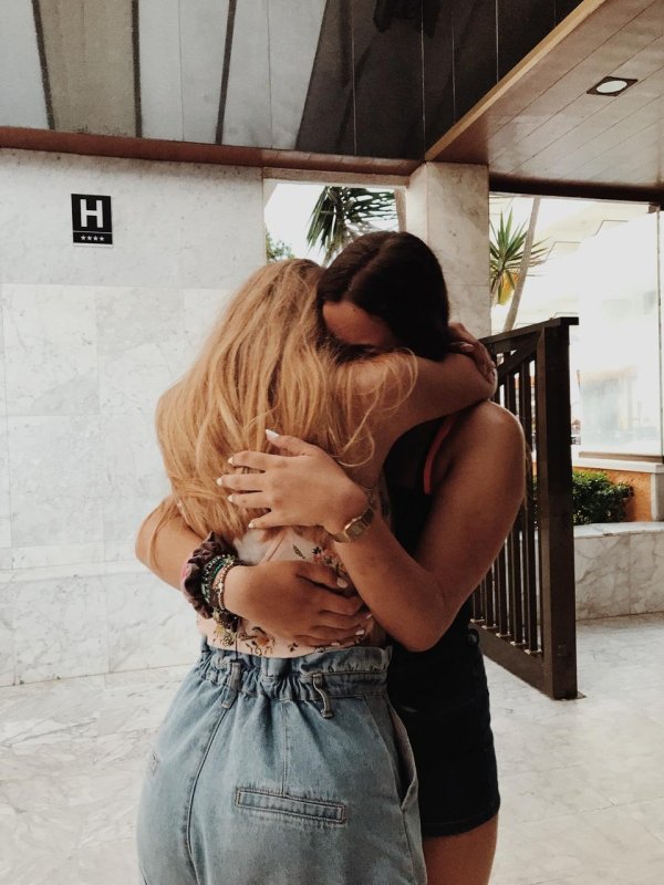 подруги обнимаются