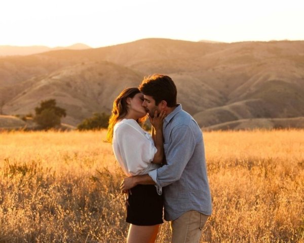 влюбленные целуются