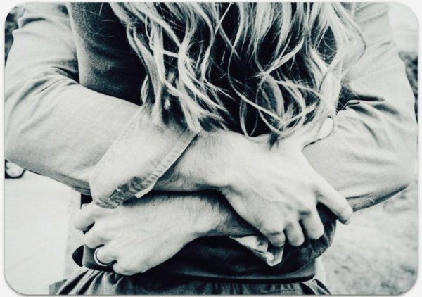 парень обнимает девушку