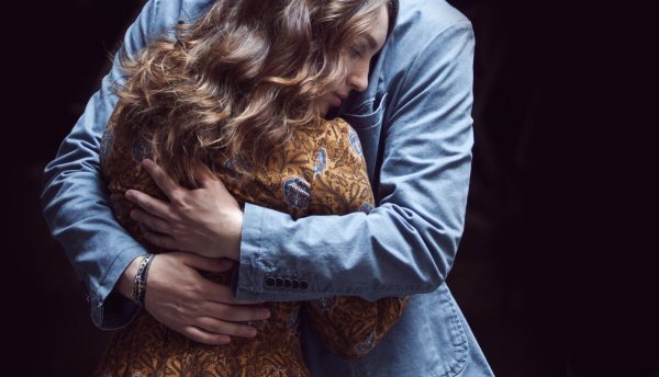 нежное объятие