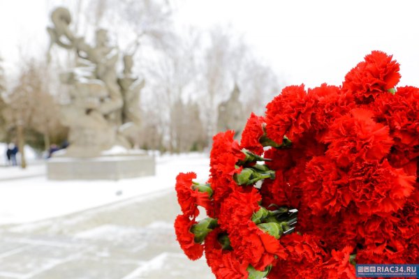 сталинград почтили возложением цветов на мамаевом кургане