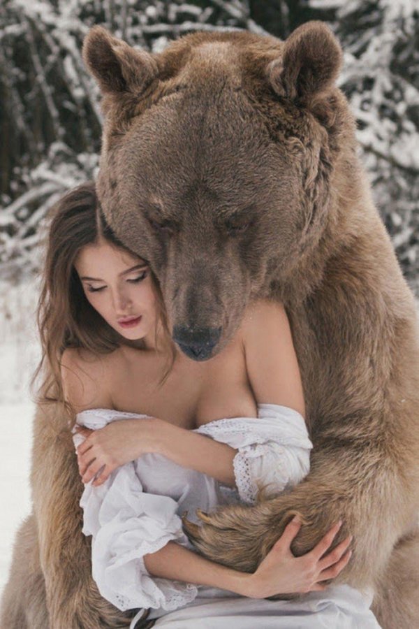 девушка в объятиях медведя