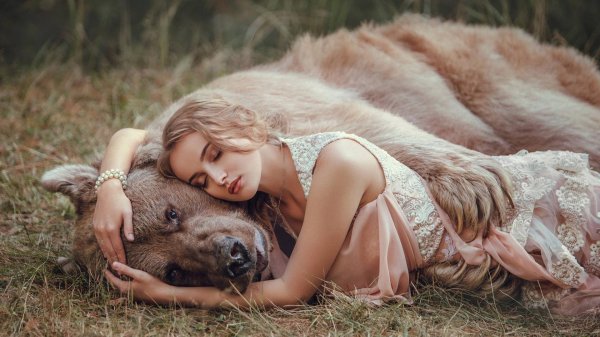 девушка обнимает медведя