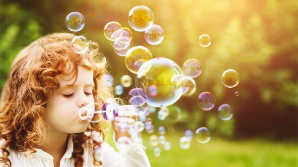 девочка с мыльными пузырями