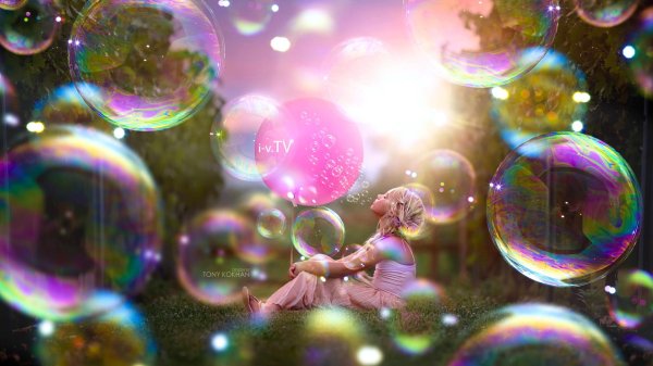 девочка с мыльными пузырями