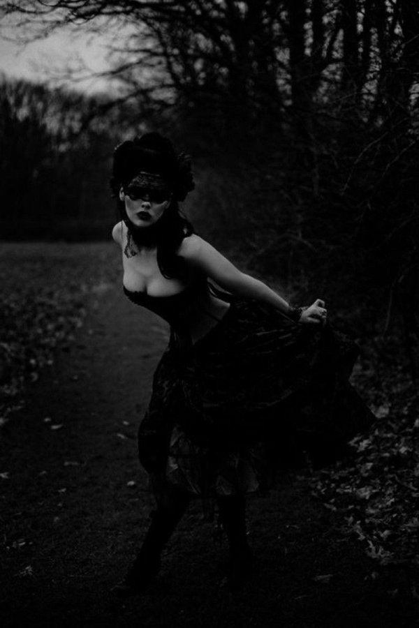 мрачная девушка