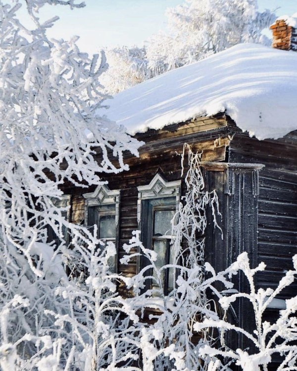 старый деревенский дом зимой