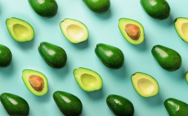 авокадо на голубом фоне