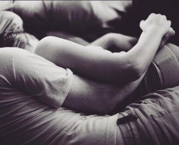 нежное объятие