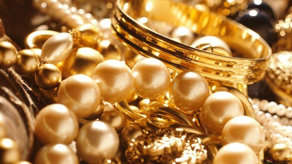 много украшений