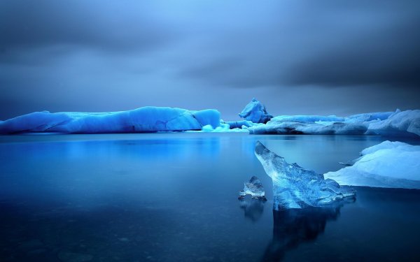 айсберг в ледовитом океане