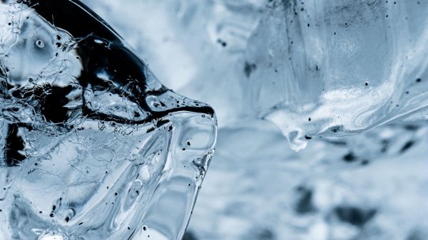 замерзшие брызги воды