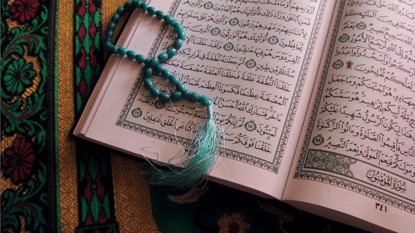 мусульманские четки и коран