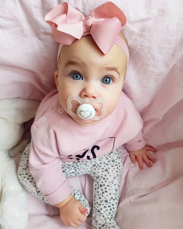 новорожденная девочка