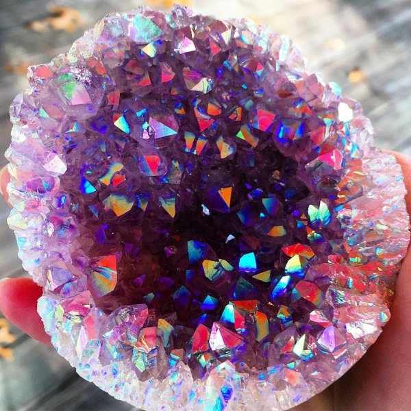 радужный аметист жеода