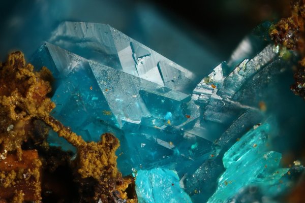 каледонит минерал