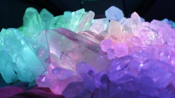 розовые кристаллы