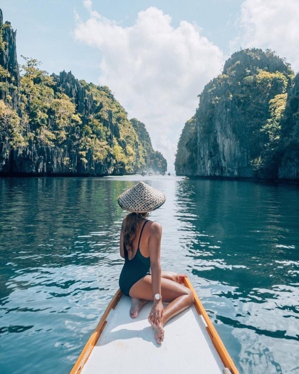 девушка на лодке