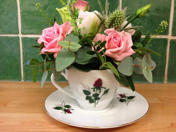 цветочная композиция в кружке
