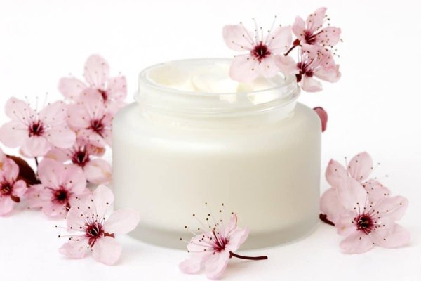 белый косметический крем