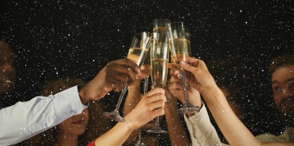 чокаться бокалами
