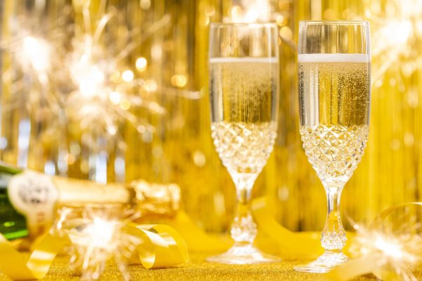 два бокала шампанского