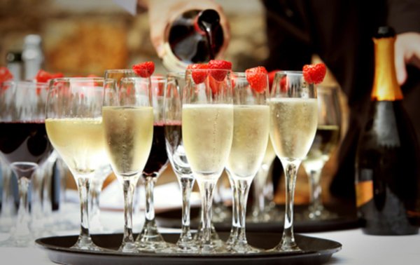 шампанское и бокалы