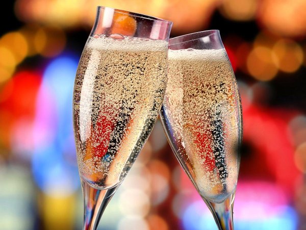 два бокала шампанского