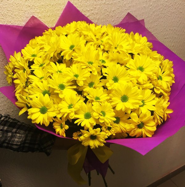 букет с желтой кустовой хризантемой