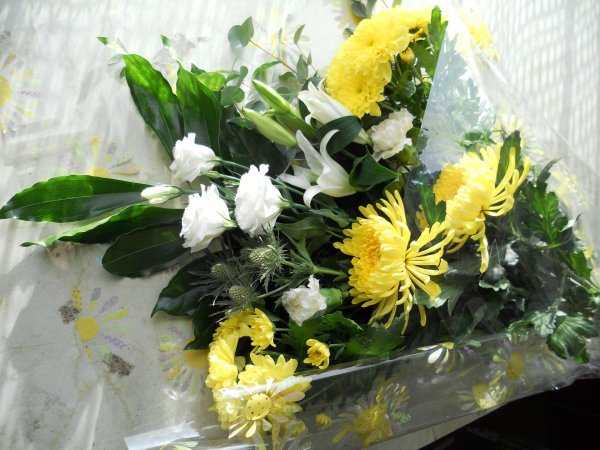 желтые одноголовые хризантемы в букете