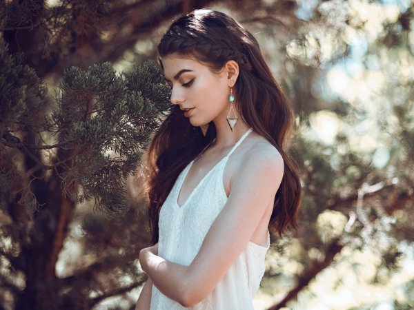 красивая брюнетка