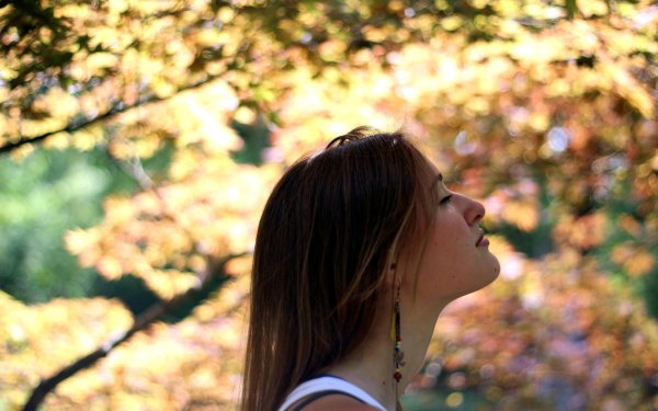 на фоне осени