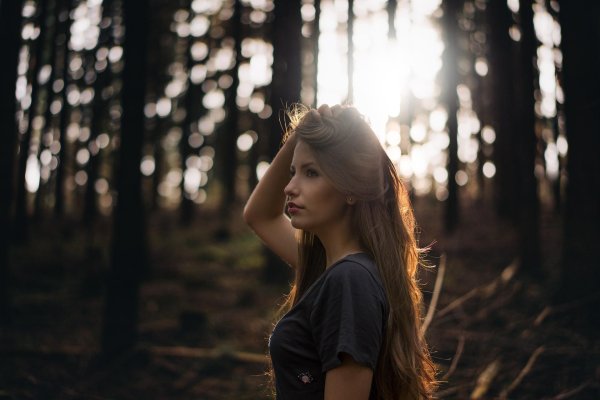 лес девушки