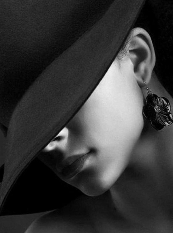 женщина в шляпе