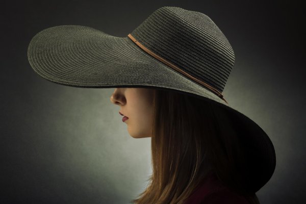 женщина в шляпке
