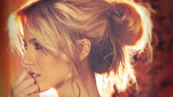 задумчивая блондинка