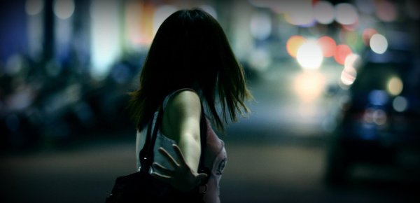 брюнетка с каре со спины