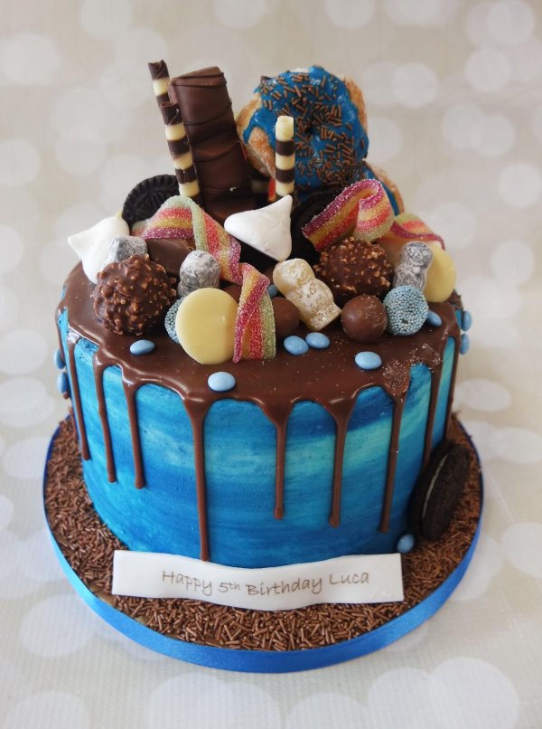украшение торта сладостями для мальчика