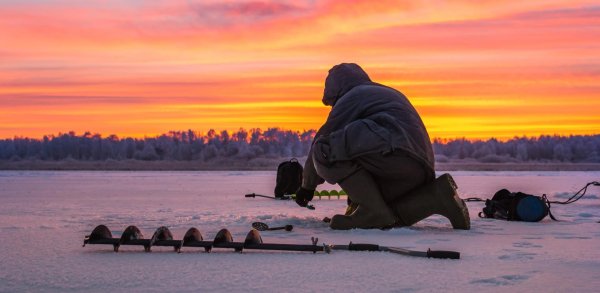 рыбак на зимней рыбалке