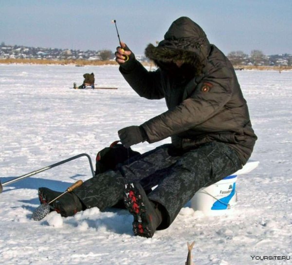 рыбак на зимней рыбалке