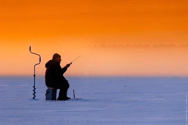 рыбак на зимней рыбалке