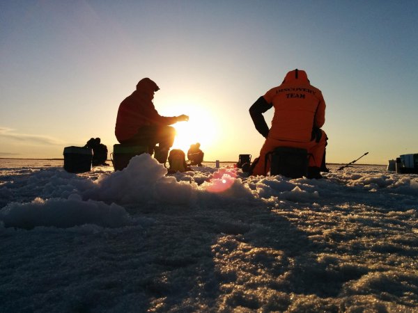 зимний восход на рыбалке