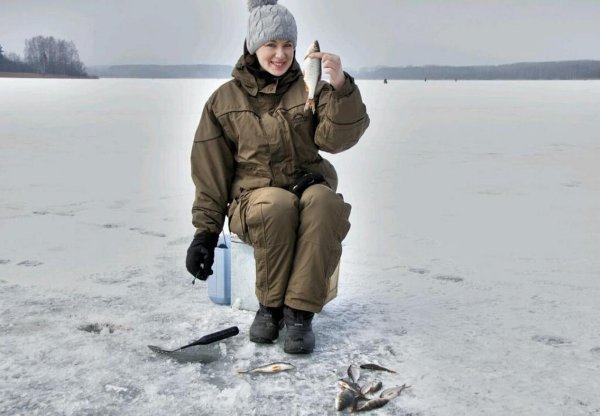 девушка на зимней рыбалке