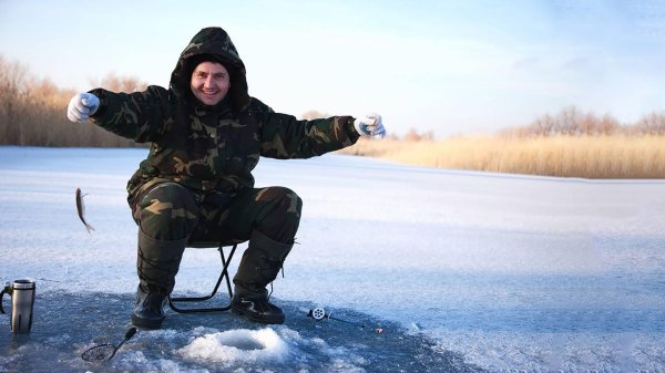 рыбак на зимней рыбалке