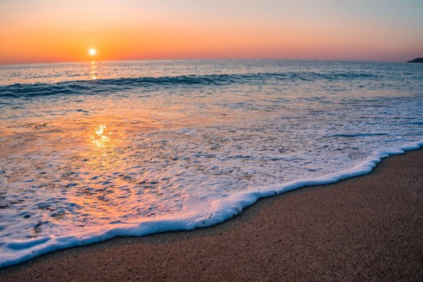 восход море