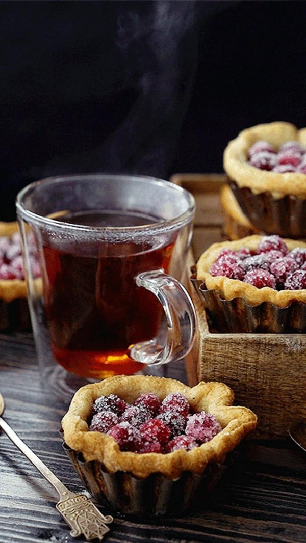 вкусные чай и пирожные