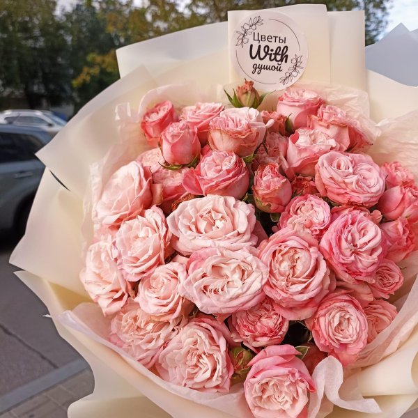 кустовая роза бомбастик