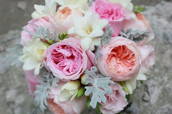 нежный букет пионовидных роз